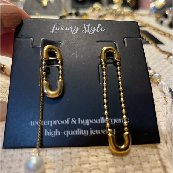 18K GOLD PLATED EARRINGS ❤️ - Picture 3 of 4